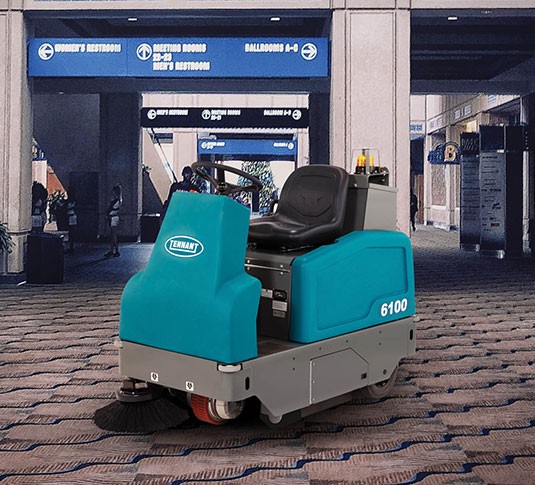 6100 Varredora de pavimentos subcompacta de condutor sentado a bateria alt 9